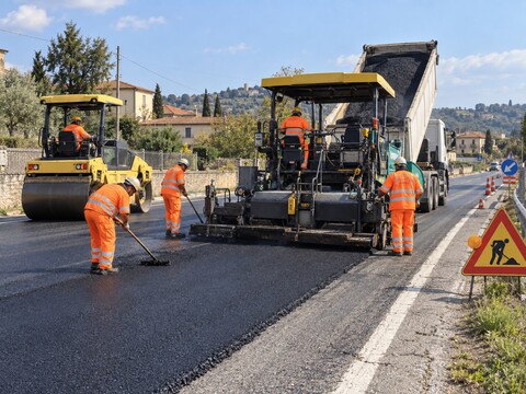 Lavori in asfalto: strade, piazzali e parcheggi