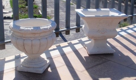 Vaso colore bianco per arredo urbano, per esterno giardino. ADRANO CALCESTRUZZI s.r.l. SONO PRODOTTI IN CALCESTRUZZO VIBRO-COMPRESSO