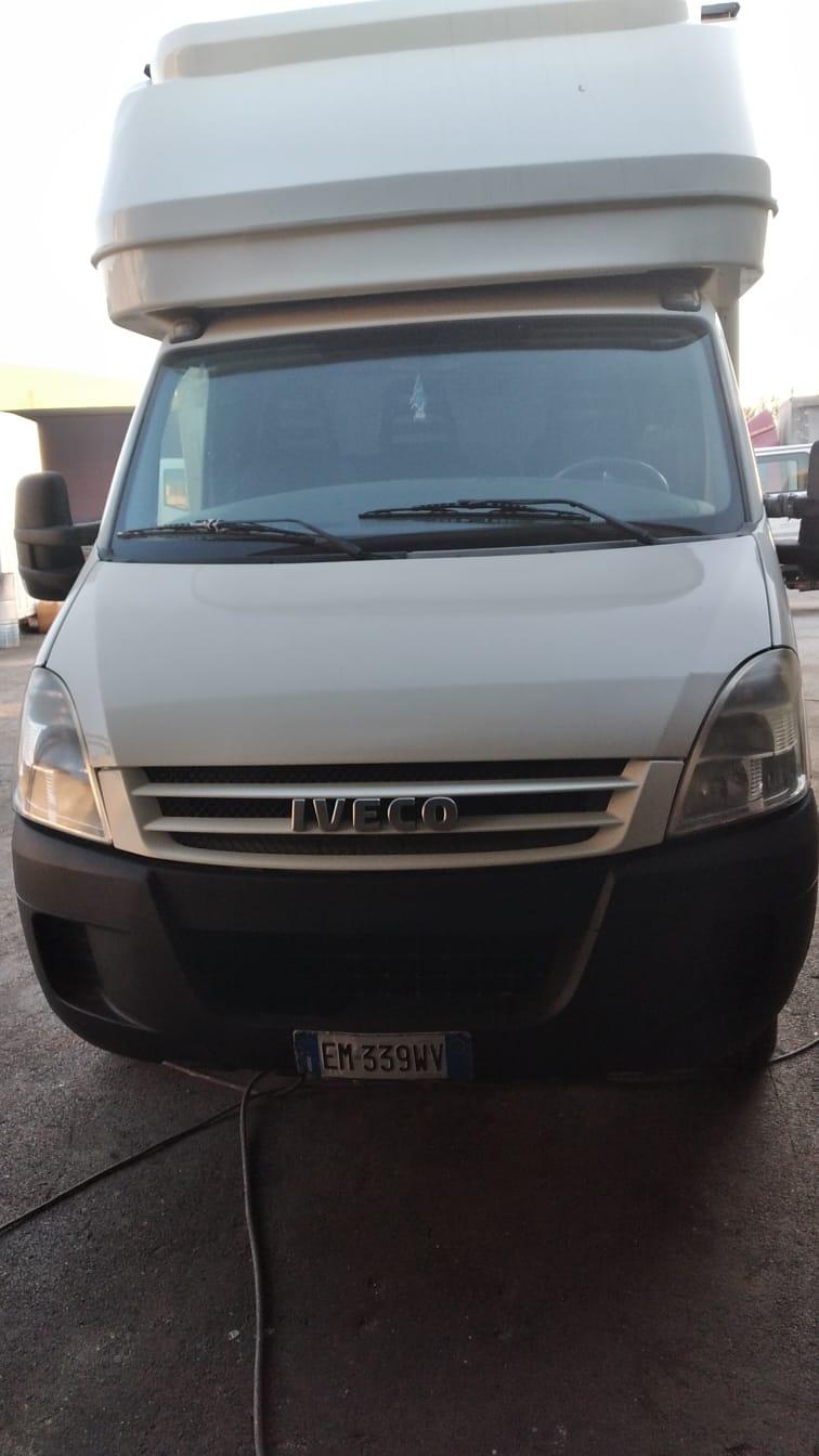 Iveco Daily furgone a pedana Diesel