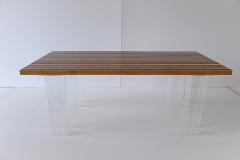 Tavolo in Legno con piedi in Plexiglass Invenzione d'Arredamento Rettangolare